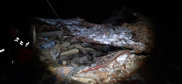 Fırtına iki katlı evi çökertti, koyunlar enkazın altında kaldı