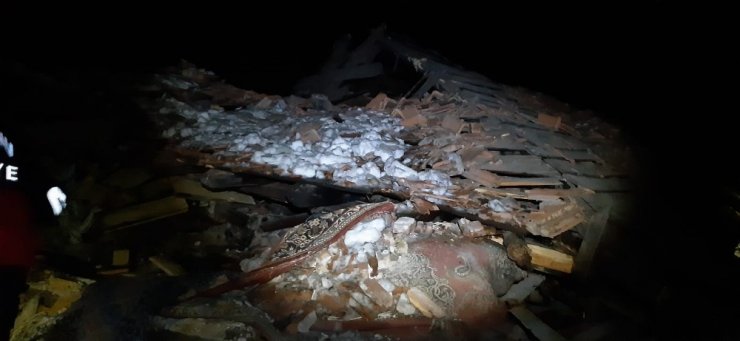 Fırtına iki katlı evi çökertti, koyunlar enkazın altında kaldı