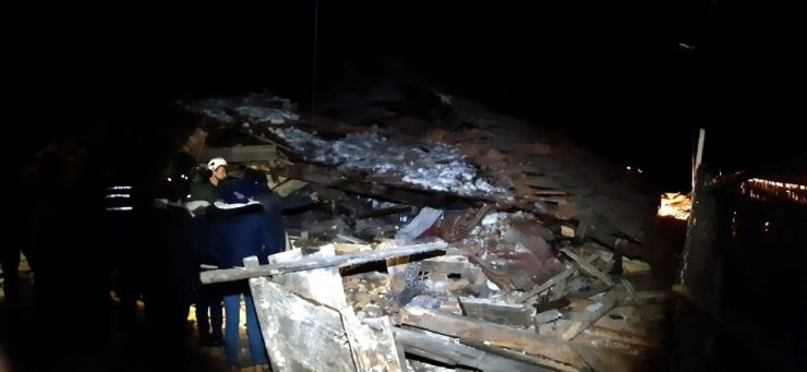 Fırtına iki katlı evi çökertti, koyunlar enkazın altında kaldı