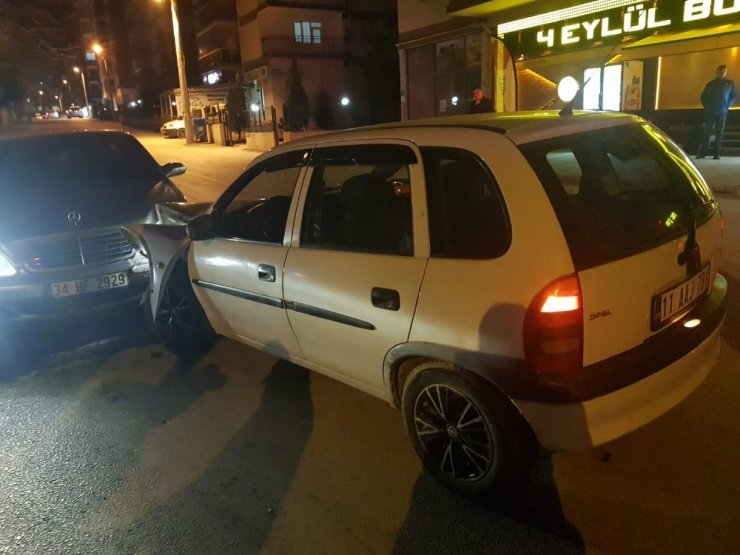 Ehliyetsiz sürücü aracıyla kırmızı ışıkta bekleyen otomobile çarptı; 1 yaralı