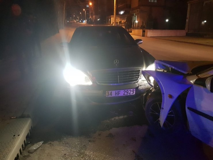 Ehliyetsiz sürücü aracıyla kırmızı ışıkta bekleyen otomobile çarptı; 1 yaralı