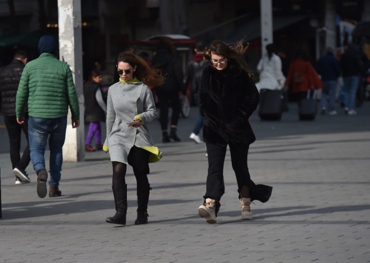 Taksim’de lodos hayatı olumsuz etkiliyor