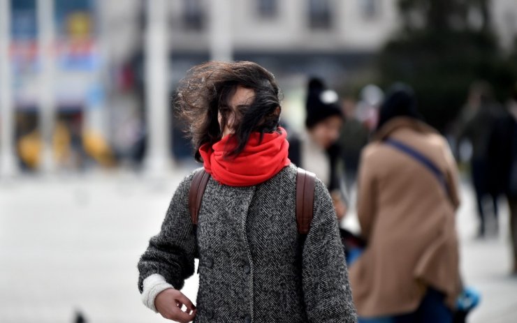 Taksim’de lodos hayatı olumsuz etkiliyor