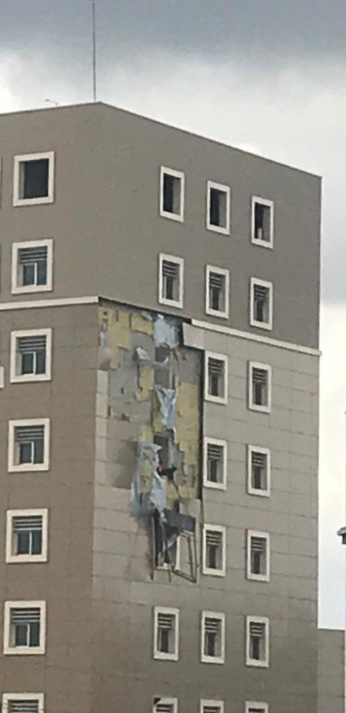 Fırtına yeni hastane inşaatını vurdu