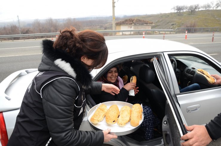 Malatya'da polisten uygulama noktasında sürücülere sucuk ekmek ikramı