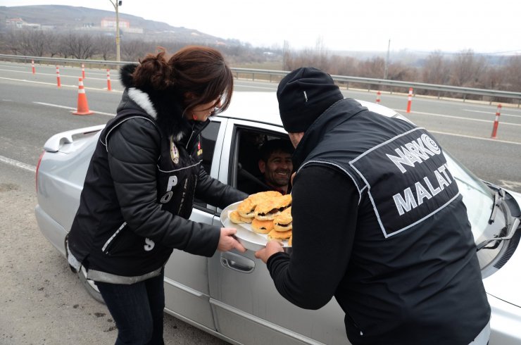 Malatya'da polisten uygulama noktasında sürücülere sucuk ekmek ikramı