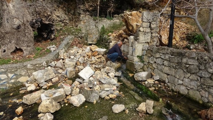 700 yıllık çeşmenin üzerine kaya düştü