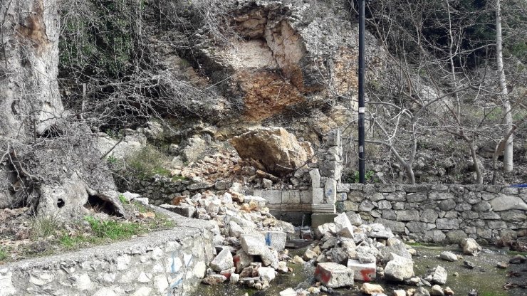 700 yıllık çeşmenin üzerine kaya düştü