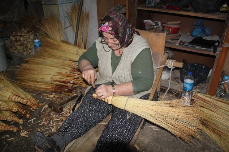 Süpürgeci Hanife Teyze: 40 yıldır süpürge üretiyor