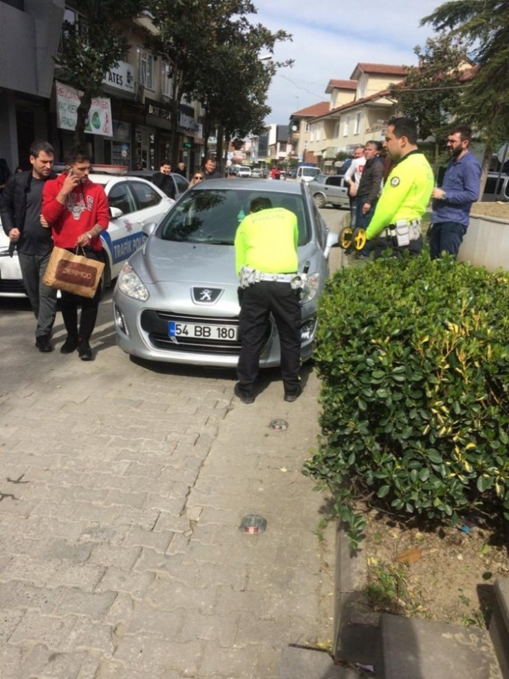 Trafik kazasında annesi yaralanınca öfkesini araçtan çıkardı