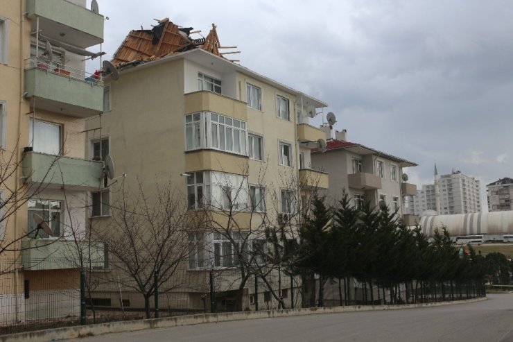 Kuvvetli lodos apartmanın çatısını uçurdu