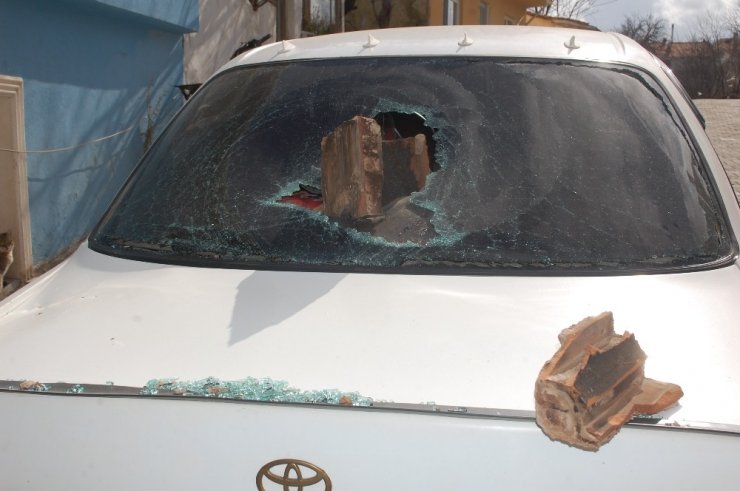 Tekirdağ’da şiddetli fırtına: otomobil hasar gördü