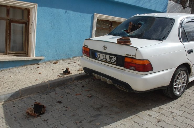 Tekirdağ’da şiddetli fırtına: otomobil hasar gördü