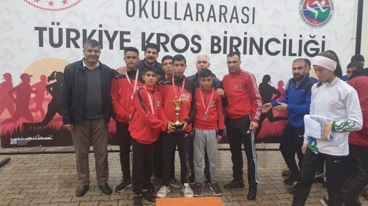 Vanlı atletler Osmaniye’den Türkiye ikinciliği ile döndüler