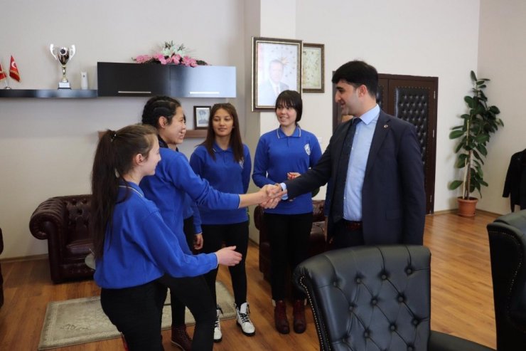 Tufanbeyli Kız Güreş Takımı il birincisi oldu