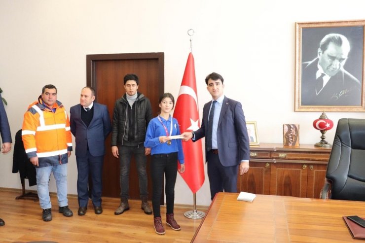 Tufanbeyli Kız Güreş Takımı il birincisi oldu