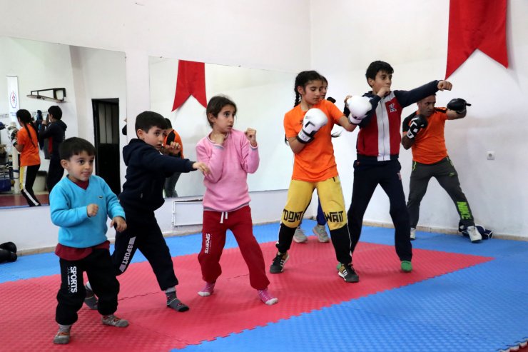Boksör baba ve 6 çocuğunun hedefi ringlerde başarıya uzanmak