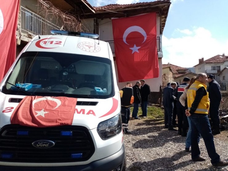 Şehit ateşi düşen eve Türk bayrağı asıldı