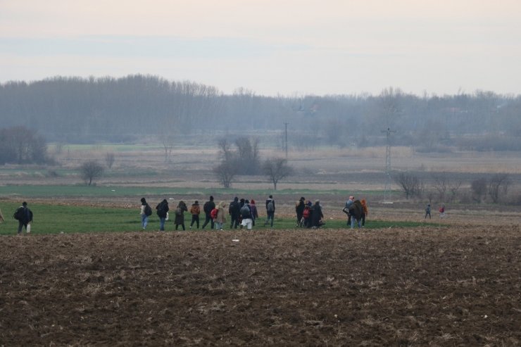 Mülteciler tarlalardan geçerek Pazarkule’ye ulaşmaya çalışıyor