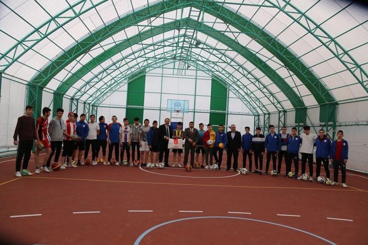 Ulubeyli gençlere spor malzemesi desteği
