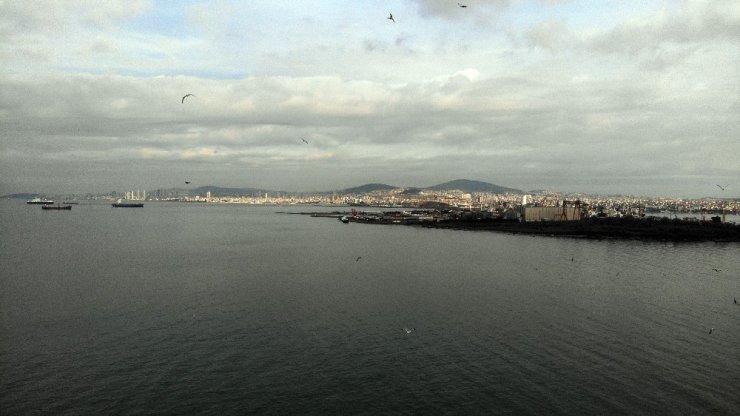 Tuzla açıklarında gemi kazasında yan yatan gemi havadan görüntülendi