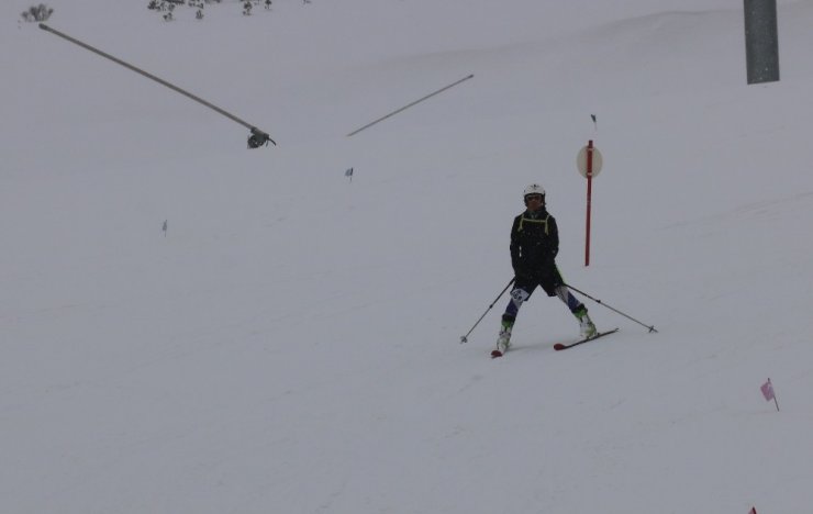 Sivas’ta Dağ Kayağı Türkiye Şampiyonası yarışları nefes kesti