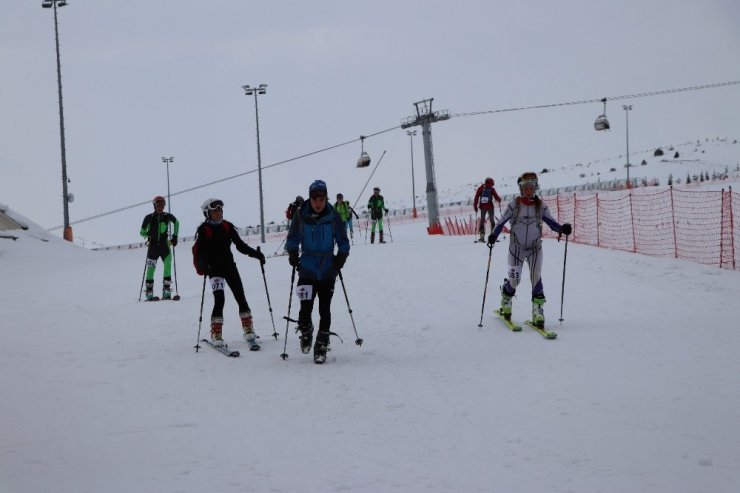 Sivas’ta Dağ Kayağı Türkiye Şampiyonası yarışları nefes kesti