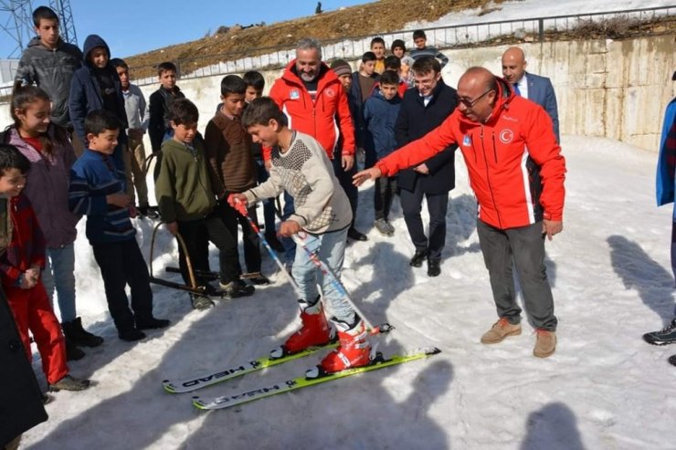 Öğrencilere kayak malzemesi dağıtımı