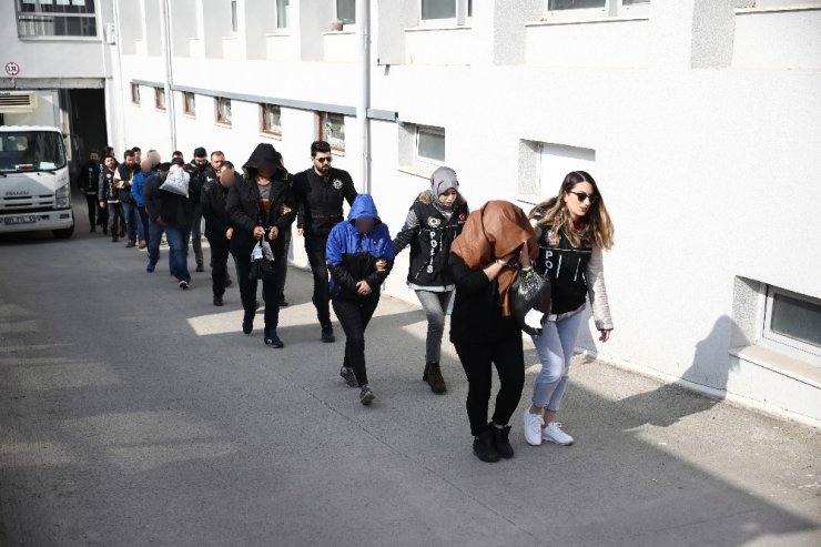 Adana’da 2’si kadın 19 torbacı adliyede