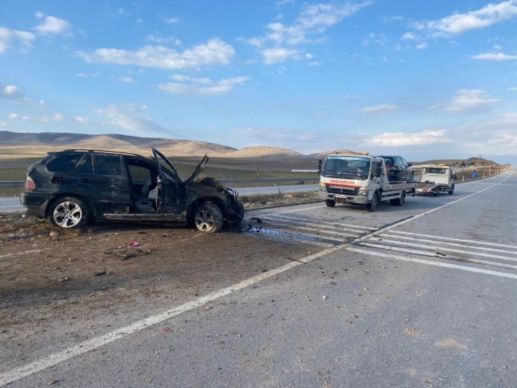 Kavşaktan hatalı çıkış kazaya sebep oldu