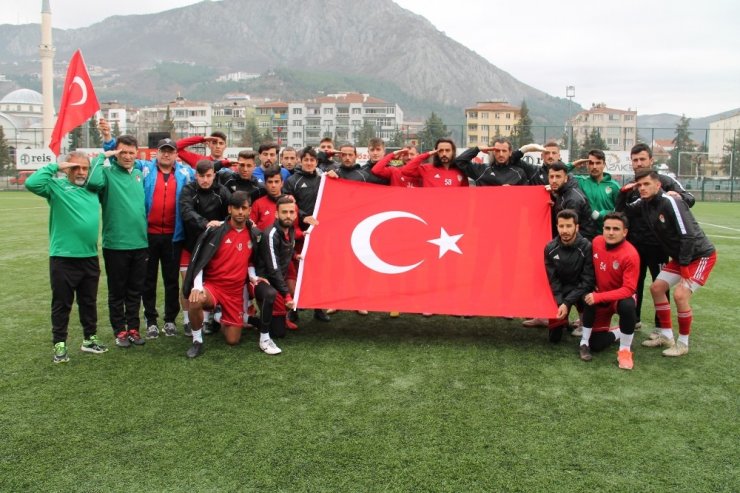 Futbolculardan Mehmetçiğe asker selamlı ve Türk bayraklı destek
