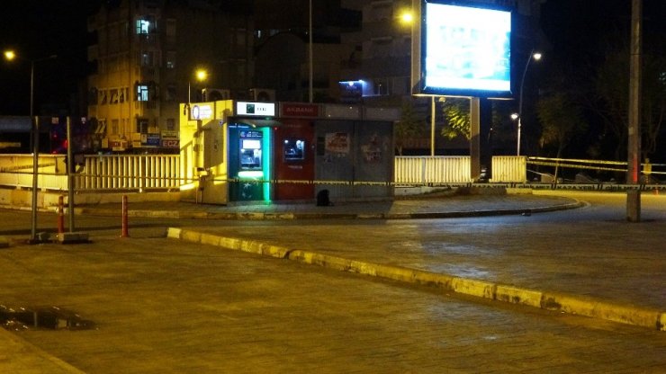 Antalya’da şüpheli çantadan giyim eşyası çıktı
