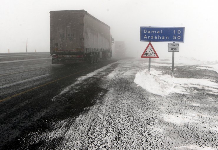 Ardahan ile Kars'ta kar yağışı etkili oluyor