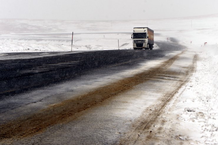 Ardahan ile Kars'ta kar yağışı etkili oluyor