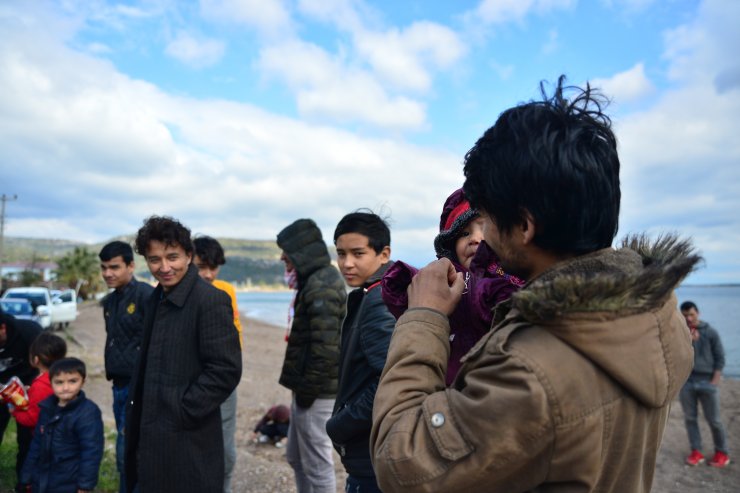 Avrupa'ya gitmek isteyen bir grup düzensiz göçmen Çanakkale sahiline geldi