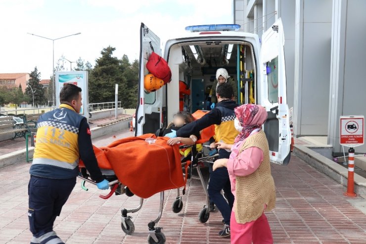 Liseli genç karnına bıçak sapladı