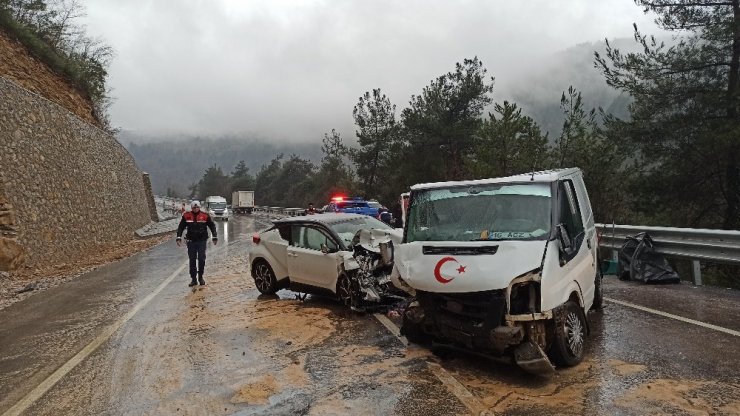 Kafa kafaya çarpıştılar: 5 yaralı