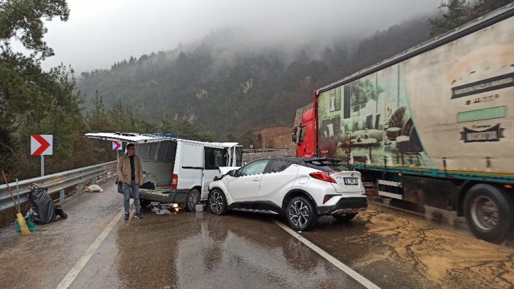 Kafa kafaya çarpıştılar: 5 yaralı