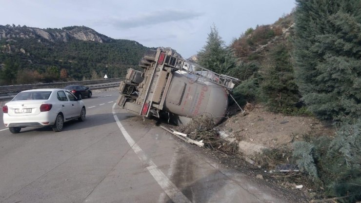 Devrilen tırın sürücüsü kazayı yara alamadan atlattı