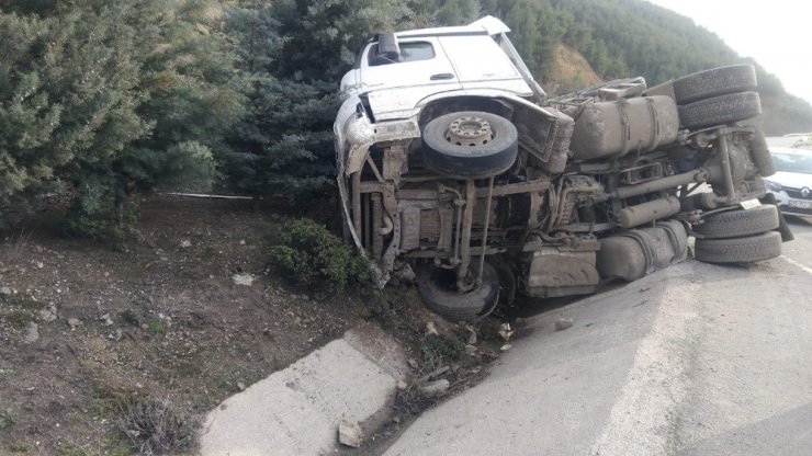 Devrilen tırın sürücüsü kazayı yara alamadan atlattı