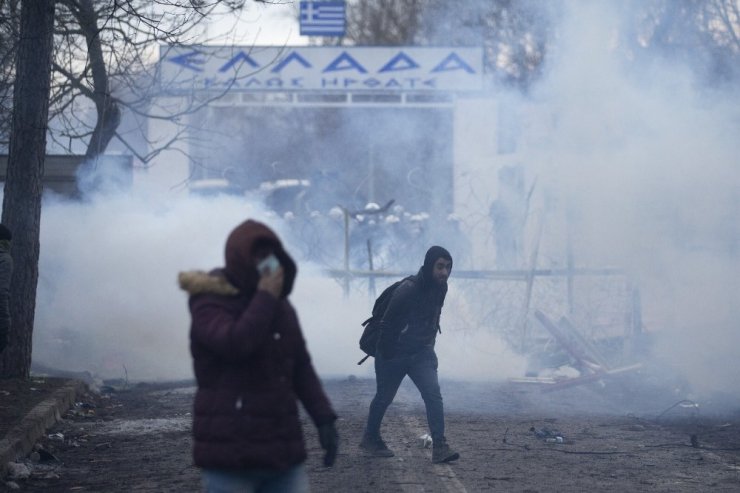 Bakan Çavuşoğlu: “Bize uluslararası hukuk dersi verenlere bakın! Kapılarına yığılmış binlerce masum insanın üzerine utanmadan gaz bombaları atıyorlar”