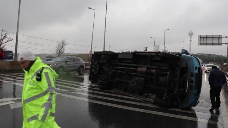 E-5 karayolunda yolcu minibüsü devrildi: 2 hafif yaralı