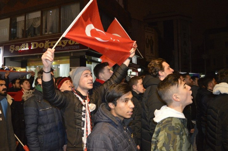 Eskişehirli gençler şehitler için yürüdü