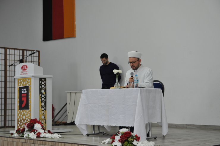 Hanau'daki ırkçı terör saldırısının kurbanları Köln'de anıldı