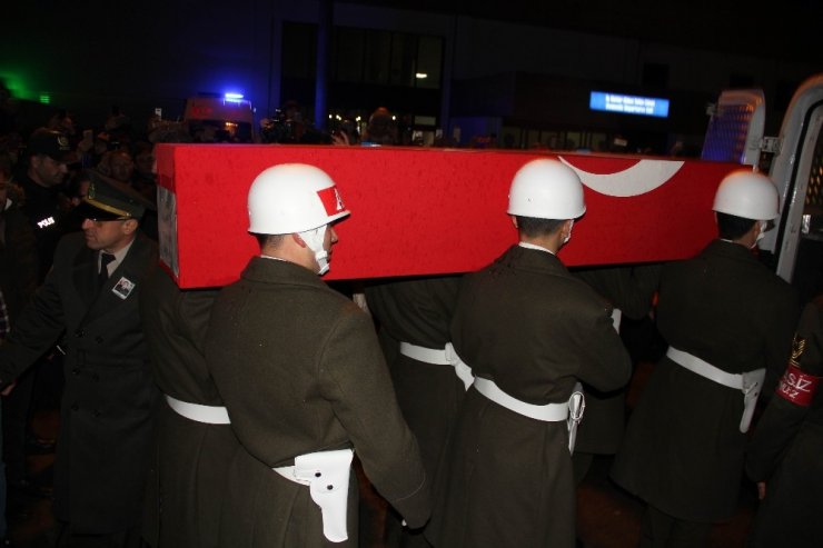 Şehit uzman onbaşı gözyaşlarıyla karşılandı