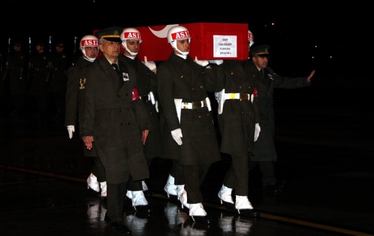 Şehit uzman onbaşı gözyaşlarıyla karşılandı