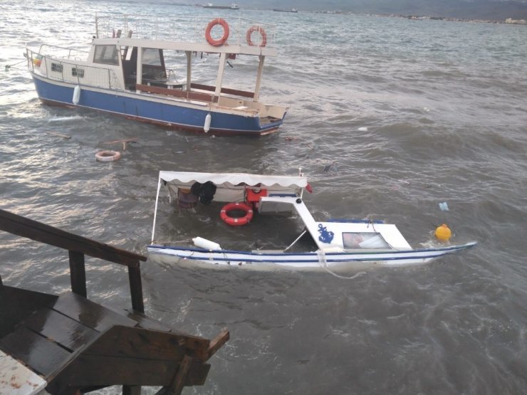 Dikili’de fırtına tekneleri batırdı