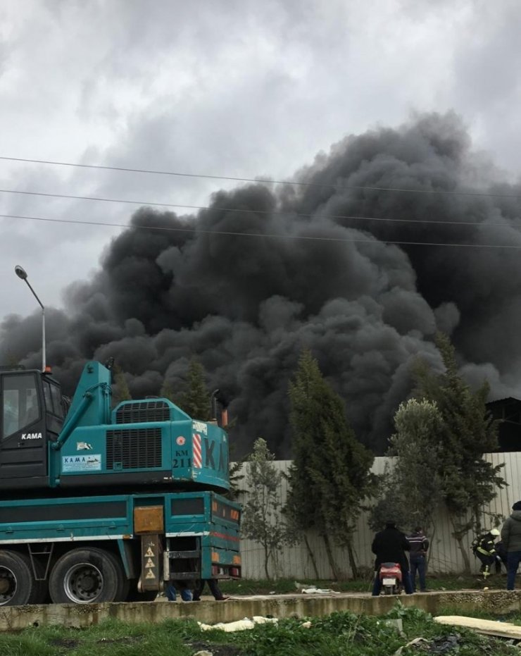 Manisa’da geri dönüşüm tesisinde yangın
