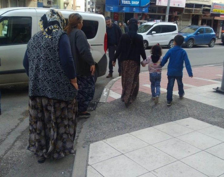 Tırnakçılık yaparken yakalanan kadınlar ortalığı birbirine kattı