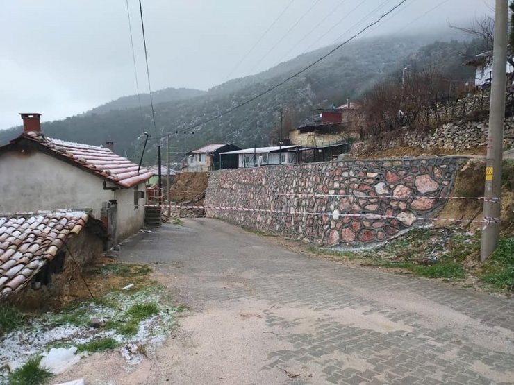 Soma’da istinat duvarı çöktü, mahallenin yolu kapandı